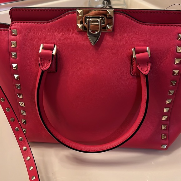 Raspberry Pink Valentino Rockstud tote - Picture 2 of 7